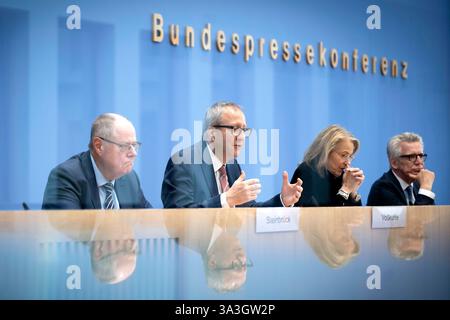 Initiative handlungsfaehiger Staat DEU, Deutschland, Allemagne, Berlin, 12.03.2025 Peer Steinbrueck Steinbrück , ehe. Bundesminister a.D., Andreas Vosskuhle Voßkuhle, ehe. Praesident vom Bundesverfassungsgericht, Julia Jaekel Jäkel , Medienmanagerin und Aufsichtsratsmitglied, und Thomas de Maiziere Maiziere , ehe. Bundesminister A.D. F.l.t.r., waehrend der Bundespressekonferenz zum Zwischenbericht der Initiative fuer einen handlungsfaehigen Staat Handlungsempfehlungen fuer eine StaatsReform in Berlin Deutschland . fr : Peer Steinbrueck Steinbrück , ancien ministre fédéral, Andreas Vosskuhle Voßk Banque D'Images