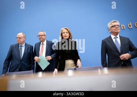 Initiative handlungsfaehiger Staat DEU, Deutschland, Allemagne, Berlin, 12.03.2025 Peer Steinbrueck Steinbrück , ehe. Bundesminister a.D., Andreas Vosskuhle Voßkuhle, ehe. Praesident vom Bundesverfassungsgericht, Julia Jaekel Jäkel , Medienmanagerin und Aufsichtsratsmitglied, und Thomas de Maiziere Maiziere , ehe. Bundesminister A.D. F.l.t.r., waehrend der Bundespressekonferenz zum Zwischenbericht der Initiative fuer einen handlungsfaehigen Staat Handlungsempfehlungen fuer eine StaatsReform in Berlin Deutschland . fr : Peer Steinbrueck Steinbrück , ancien ministre fédéral, Andreas Vosskuhle Voßk Banque D'Images