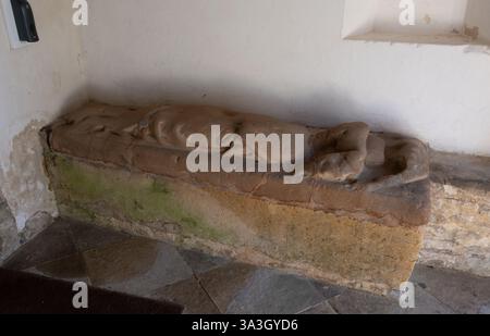 Effigie en grès rouge d'une dame dans le porche de l'église de l'église de l'église de l'église de l'église de l'église de l'église de l'église de l'arrondissement de long Compton, Warwickshire, England, UzK Banque D'Images