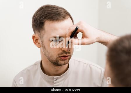 Gros plan sur le balisage de la rhinoplastie masculine. Blépharoplastie avec marquage herniaire sur la face avant chirurgie plastique pour modifier la région oculaire Banque D'Images