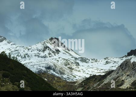 Sommets alpins du groupe Adamello. Val Camonica (vallée de Camonica), Italie Banque D'Images