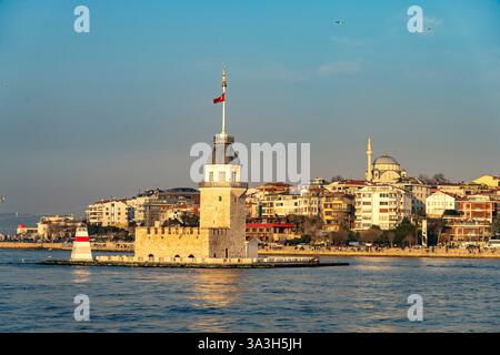 Der Leuchtturm Jungfrauenturm, Leanderturm oder Mädchenturm vor dem Stadtteil Üsküdar, Istanbul, Türkei | la Tour de la jeune fille ou la Tour de Léandre Banque D'Images