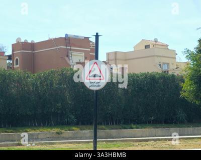 Le Caire, Egypte, 2 mars 2025 : traduction du texte arabe (attention, une bosse de vitesse devant vous), un panneau de signalisation routière pour les conducteurs de voiture dans la rue Banque D'Images