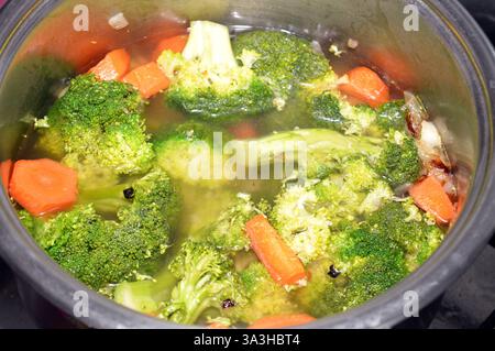 Carottes au brocoli (Brassica oleracea var. italica), une plante verte comestible de la famille des choux (famille des Brassicaceae, genre Brassica) dont la grande taille Banque D'Images