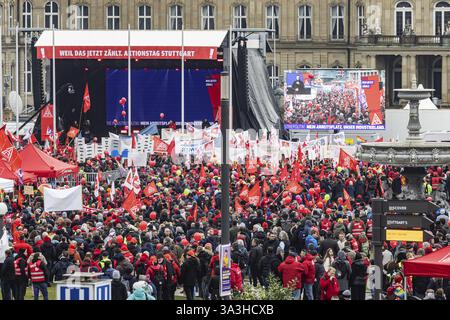 Journée d'action organisée par IG Metall à Stuttgart. Les métallurgistes se rassemblent pour lutter pour l’avenir des emplois industriels. Leurs revendications : les employeurs devraient cesser Banque D'Images