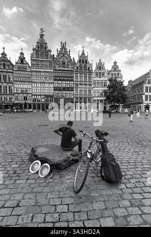 Maisons de guilde, musiciens de rue, monochrome, architecture typique à la Grote Markt, Anvers, Flandre, Belgique, Europe Banque D'Images