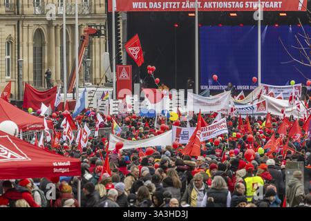 Journée d'action organisée par IG Metall à Stuttgart. Les métallurgistes se rassemblent pour lutter pour l’avenir des emplois industriels. Leurs revendications : les employeurs devraient cesser Banque D'Images