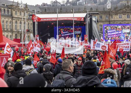 Journée d'action organisée par IG Metall à Stuttgart. Les métallurgistes se rassemblent pour lutter pour l’avenir des emplois industriels. Leurs revendications : les employeurs devraient cesser Banque D'Images