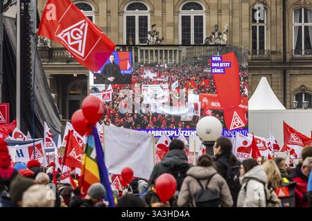 Journée d'action organisée par IG Metall à Stuttgart. Les métallurgistes se rassemblent pour lutter pour l’avenir des emplois industriels. Leurs revendications : les employeurs devraient cesser Banque D'Images