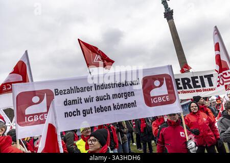 Journée d'action organisée par IG Metall à Stuttgart. Les métallurgistes se rassemblent pour lutter pour l’avenir des emplois industriels. Leurs revendications : les employeurs devraient cesser Banque D'Images