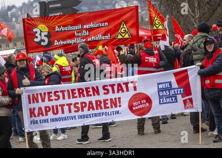 Journée d'action organisée par IG Metall à Stuttgart. Les métallurgistes se rassemblent pour lutter pour l’avenir des emplois industriels. Leurs revendications : les employeurs devraient cesser Banque D'Images