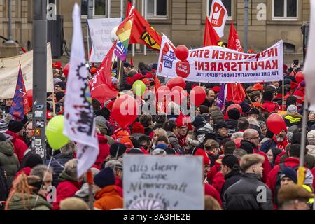 Journée d'action organisée par IG Metall à Stuttgart. Les métallurgistes se rassemblent pour lutter pour l’avenir des emplois industriels. Leurs revendications : les employeurs devraient cesser Banque D'Images