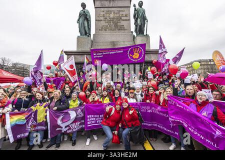 Journée d'action organisée par IG Metall à Stuttgart. Les métallurgistes se rassemblent pour lutter pour l’avenir des emplois industriels. Leurs revendications : les employeurs devraient cesser Banque D'Images