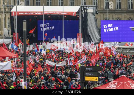 Journée d'action organisée par IG Metall à Stuttgart. Les métallurgistes se rassemblent pour lutter pour l’avenir des emplois industriels. Leurs revendications : les employeurs devraient cesser Banque D'Images