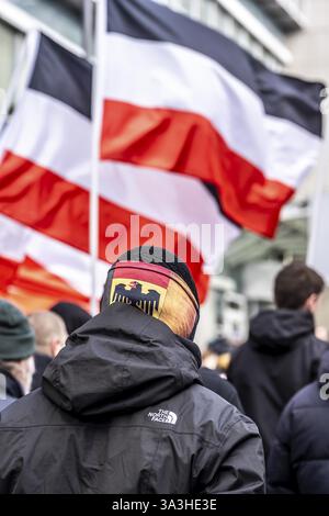 Le groupe néo-nazi Jung und Stark, JS, manifeste dans le centre-ville d'Essen, exigeant la réimmigration des étrangers, scandant Deutschland den Deu Banque D'Images