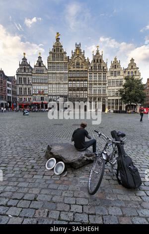 Maisons de guilde, musiciens de rue le soir, architecture typique sur la Grote Markt, Anvers, Flandre, Belgique, Europe Banque D'Images