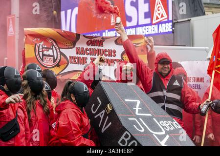 Journée d'action organisée par IG Metall à Stuttgart. Les métallurgistes se rassemblent pour lutter pour l’avenir des emplois industriels. Leurs revendications : les employeurs devraient cesser Banque D'Images