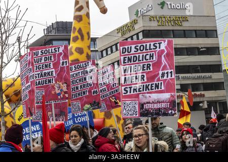 Journée d'action organisée par IG Metall à Stuttgart. Les métallurgistes se rassemblent pour lutter pour l’avenir des emplois industriels. Leurs revendications : les employeurs devraient cesser Banque D'Images