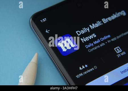 L'application Daily mail de Google Playstore s'affiche sur l'écran d'un smartphone Banque D'Images