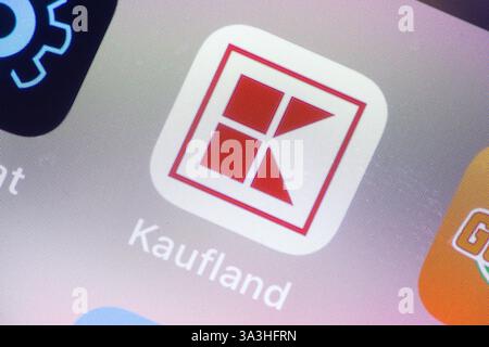 OSTRAVA, TCHÉQUIE - 27 JUILLET 2024 : application mobile Kaufland installée sur smartphone iOS Banque D'Images