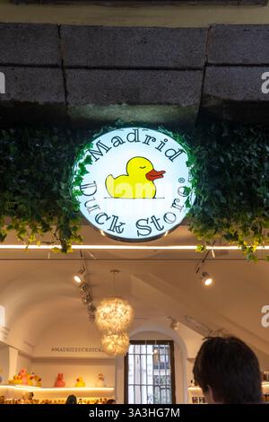 Il y a un panneau pour le magasin de canards de Madrid avec un canard en caoutchouc jaune dessus Banque D'Images