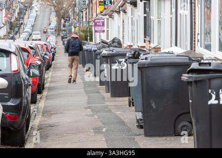 Birmingham, Royaume-Uni. 16 mars 2025. Des poubelles débordantes restent non récupérées dans les rues de Selly Oak à Birmingham alors que les travailleurs des poubelles font grève pour de meilleurs salaires. Crédit : Peter Lopeman/Alamy Live News Banque D'Images