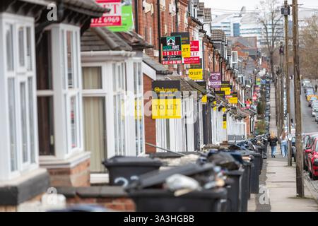 Birmingham, Royaume-Uni. 16 mars 2025. Des poubelles débordantes restent non récupérées dans les rues de Selly Oak à Birmingham alors que les travailleurs des poubelles font grève pour de meilleurs salaires. Crédit : Peter Lopeman/Alamy Live News Banque D'Images