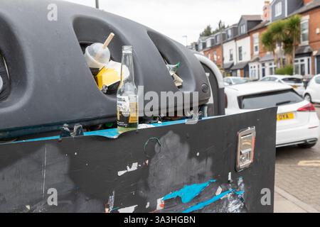 Birmingham, Royaume-Uni. 16 mars 2025. Des poubelles débordantes restent non récupérées dans les rues de Selly Oak à Birmingham alors que les travailleurs des poubelles font grève pour de meilleurs salaires. Crédit : Peter Lopeman/Alamy Live News Banque D'Images