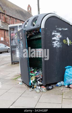 Birmingham, Royaume-Uni. 16 mars 2025. Des poubelles débordantes restent non récupérées dans les rues de Selly Oak à Birmingham alors que les travailleurs des poubelles font grève pour de meilleurs salaires. Crédit : Peter Lopeman/Alamy Live News Banque D'Images