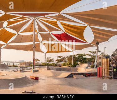 15 janvier 2025, Abu Dhabi, eau : skatepark avec canopée géométrique colorée et rampes Banque D'Images