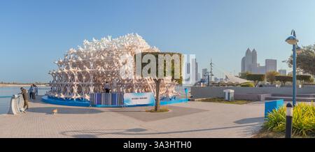 15 janvier 2025, Abu Dhabi, Émirats arabes Unis : sculpture complexe à la Biennale avec l'horizon de la ville en arrière-plan Banque D'Images