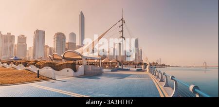 15 janvier 2025, Abu Dhabi, Émirats arabes Unis : vue imprenable sur la ligne d'horizon et la promenade du front de mer Banque D'Images