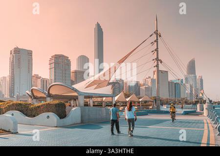 15 janvier 2025, Abu Dhabi, eau : les gens marchent et font du vélo le long d'une promenade urbaine pittoresque Banque D'Images