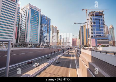 15 janvier 2025, Abu Dhabi, eau : paysage urbain animé avec de hauts bâtiments et une autoroute à plusieurs voies Banque D'Images