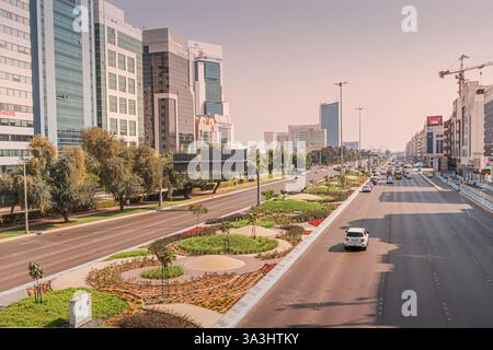 15 janvier 2025, Abu Dhabi, eau : voitures circulant sur une autoroute très fréquentée dans un paysage urbain moderne Banque D'Images