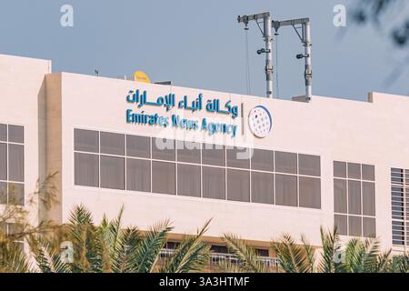 15 janvier 2025, Abu Dhabi, Émirats arabes Unis : architecture moderne du bâtiment de l'agence de presse Emirates Banque D'Images