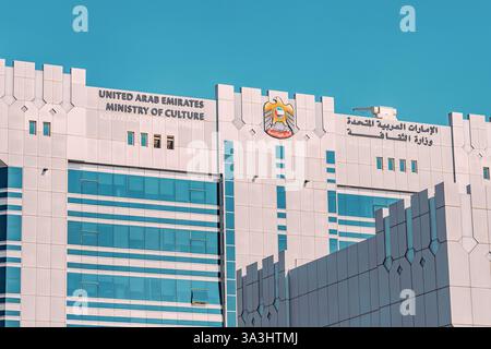 15 janvier 2025, Abu Dhabi, Émirats arabes Unis : bâtiment du ministère de la culture présentant une conception architecturale moderne Banque D'Images