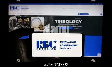16 mars 2025 : Stuttgart, Allemagne - 2025 : personne tenant un téléphone portable avec le logo de la société américaine RBC Bearings Inc sur l'écran devant la page Web de l'entreprise. Concentrez-vous sur l'affichage du téléphone. (Crédit image : © SOPA images via ZUMA Press Wire) USAGE ÉDITORIAL SEULEMENT! Non destiné à UN USAGE commercial ! Banque D'Images