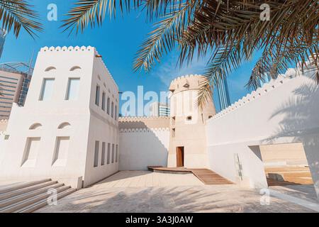 16 janvier 2025, Abu Dhabi, Émirats arabes Unis : architecture arabe traditionnelle de Qasr Al Hosn, un monument historique pendant une journée ensoleillée Banque D'Images