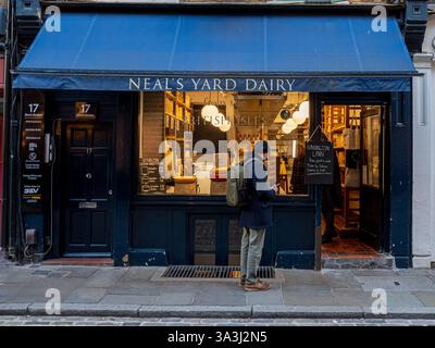 Neal's Yard Dairy Covent Garden London - entrée au magasin de produits laitiers Neal's Yard à Covent Garden London. Banque D'Images