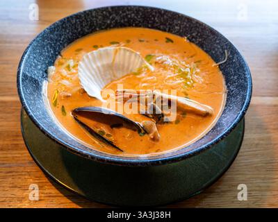 Chupe con Seafood - soupe péruvienne avec fruits de mer, crème, fromage et riz dans un bol dans un restaurant local Banque D'Images