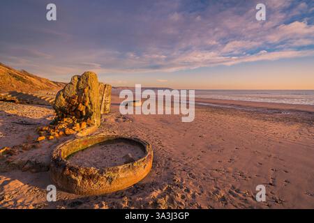 Ancien bâtiment et marches sur la plage près de Primrose Valley. Cette vieille ruine altérée reflète la lumière dorée tôt le matin. Banque D'Images