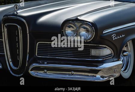 Gros plan du phare de Vintage Ford Edsel Pacer au Classic car Show. Voiture pleine grandeur Edsel Pacer Cabriolet, 1958. Photo de rue, personne, selectiv Banque D'Images