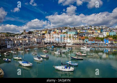 GB - DEVON : vue sur le port populaire de Brixham et le village pittoresque (photographie par Edmund Nagele FRPS) Banque D'Images