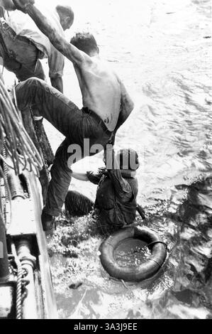 Seconde Guerre mondiale Philippines - bataille du golfe de Leyte, bataille au large de Samar, 25 octobre 1944. Les survivants américains de la bataille sont secourus par un navire de l'US Navy le 26 octobre 1944. Banque D'Images