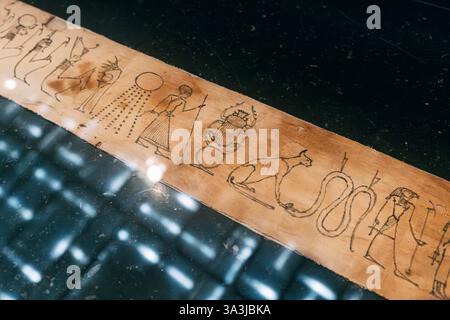 Gros plan d'un papyrus avec des hiéroglyphes, présentant l'écriture égyptienne antique et le patrimoine culturel Banque D'Images
