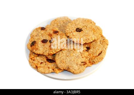 Délicieux gâteaux naturels de flocons d'avoine avec baies cuites à la maison pour les végétariens sur un fond blanc, fait à la main Banque D'Images