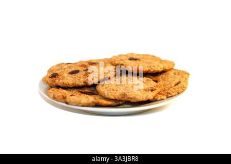 Gâteaux naturels à l'avoine avec des baies cuites à la maison pour les végétariens sur fond blanc, faits à la main Banque D'Images