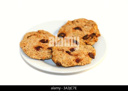Délicieux gâteaux naturels de flocons d'avoine avec baies cuites à la maison pour les végétariens sur un fond blanc, fait à la main Banque D'Images