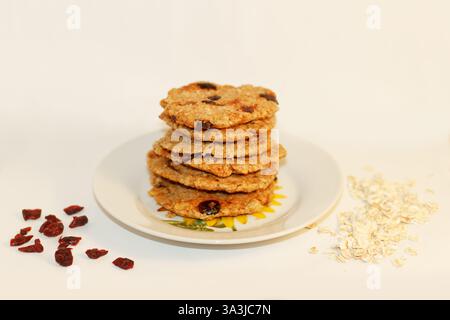Délicieux gâteaux naturels de flocons d'avoine avec baies cuites à la maison pour les végétariens sur un fond blanc, fait à la main Banque D'Images